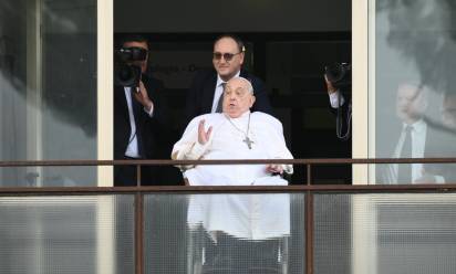 Papa Francesco dimesso: il saluto dal Gemelli e il ritorno a Santa Marta