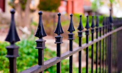 Rifiuti in giardino: la proprietà privata non è una zona franca