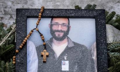 Un rosario adorna una foto incorniciata di <b>Alex Pretti</b>, lasciata presso un memoriale improvvisato nell’area in cui Pretti è stato ucciso il giorno precedente da agenti federali dell’immigrazione a <b>Minneapolis</b>, Minnesota, il 25 gennaio 2026