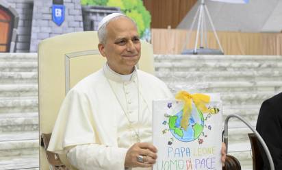 Papa Leone XIV incontra i bambini del Centro Estivo vaticano e altri 300 bambini ucraini. Foto Vatican Media/Sir