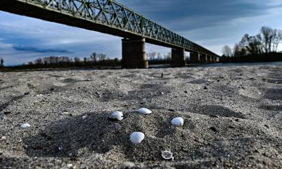 Il ponte della Becca alla confluenza del fiume Po e del suo affluente Ticino, del Parco del Ticino. Ponte della Becca (Pavia), 13 aprile 2023. ANSA/LUCA ZENNARO