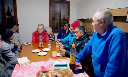 Senza dimora con i volontari e alcuni ambienti del complesso degli Oblati (servizio Fotofilm)