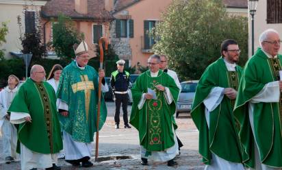 Numerosi fedeli accolgono don Federico a Maserada