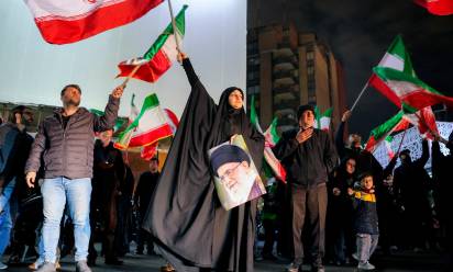 Teheran, 1 marzo 2026: partecipanti ad una veglia commemorativa dopo l’assassinio del leader supremo iraniano Ali Khamenei in seguito agli attacchi congiunti statunitensi e israeliani - AFP/SIR