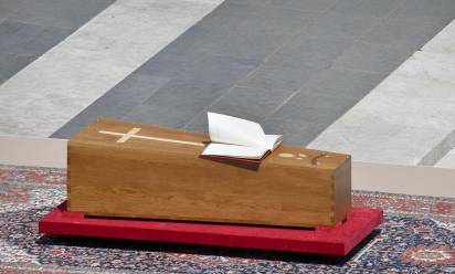 L’ultimo viaggio di Francesco, 250 mila in piazza. Con lui una Chiesa “con le porte sempre aperte”