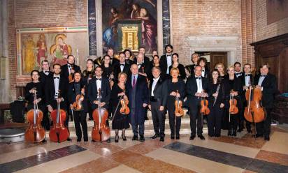 Foto del Gruppo d’Archi Veneto con il ministro Carlo Nordio al termine del concerto dello scorso anno