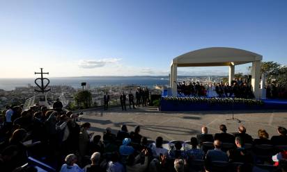 Un momento della visita del Papa a Marsiglia. A sinistra: due immagini dei “Dialoghi mediterranei”con i giovani. Sotto: le tre Discepole del Vangelo