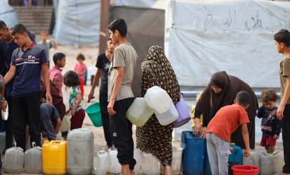 Popolazione in coda per procurarsi acqua - foto Abdallah Sharsharah