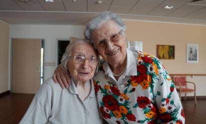 Bruna, a destra, con l’amica centenaria Carmen