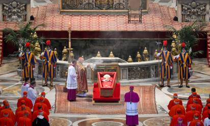 Papa Francesco: 20 mila fedeli in piazza per il rito della traslazione, 80 i cardinali