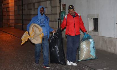 CECCHIN AG.FOTOFILM. TREVISO. MIGRANTI DORMONO PORTICO IN VIA DEL MUNICIPIO