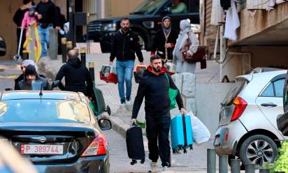 Beirut, 9 marzo 2026: civili sfollati trasportano effetti personali dopo raid aerei israeliani - Foto ANSA/SIR