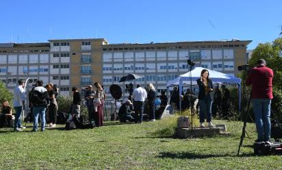 Papa al Gemelli, tutto procede bene, Leone XIV ha ripreso attività lavorativa, attesa per Angelus e viaggio in Sudamerica