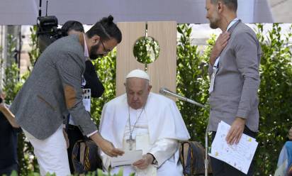 Il palestinese Aziz Abu Sarah (a sinistra) e l’israeliano Maoz Inon con papa Francesco, a Verona, nel maggio 2024