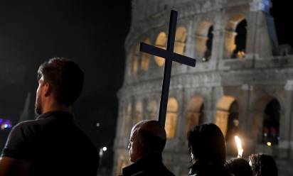 Via Crucis al Colosseo, i testi di padre Patton: “Cammino sulle orme di Cristo dentro le ferite del mondo”