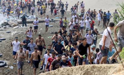 epa13141875 Migrants reach Spanish territory after swimming from Morocco to Ceuta, a Spanish enclave in North Africa, 30 July 2026. Hundreds of migrants swam to cross the border to Ceuta over the last nine days, mainly Moroccan and Algerian. Ceuta officials asked the Spanish government to declare a 'national emergency.' EPA/Reduan Dris BEST QUALITY AVAILABLE