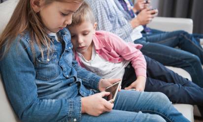 I pericoli per i minori online: appelli politici dal territorio