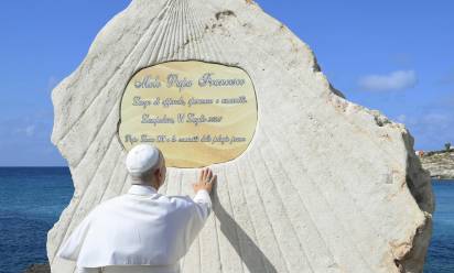 Papa a Lampedusa: “i morti in questo mare sono vittime di decisioni prese e mancate”