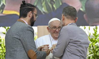 All’Arena di Verona il popolo della pace si scopre vivo e variegato, attorno a papa Francesco