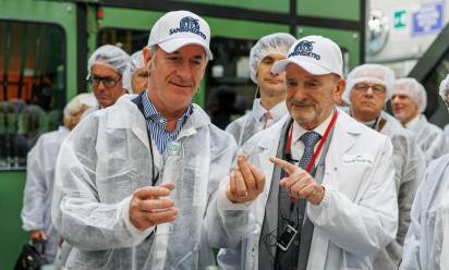 Un momento della presentazione degli open day allo stabilimento di Scorzè (Enrico Zoppas spiega al presidente del Veneto Luca Zaia alcuni aspetti del ciclo di produzione)