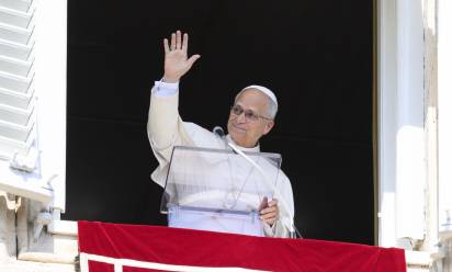 Leone XIV sarà operato al polmone: l’annuncio all’angelus, le reazioni da Cei e Quirinale e i precedenti dei Papi