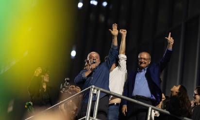 epa13332182 Brazilian President Luiz Inacio Lula da Silva (C) speaks alongside Vice President Geraldo Alckmin in front of supporters celebrating his victory in Sao Paulo, Brazil, 25 October 2026. EPA/ISAAC FONTANA