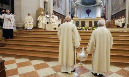 Messa crismale in Cattedrale: “Nella comunione tra noi, strumenti e testimoni dell’amore