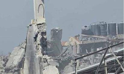 Ciò che resta del tetto della chiesa latina di Gaza dopo l’attacco di oggi