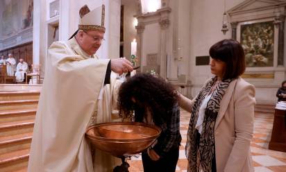 A Pasqua dodici battesimi in cattedrale: le storie dei nuovi “figli della luce”