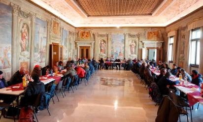 Il pranzo in vescovado per la Giornata dei poveri - Fotofilm