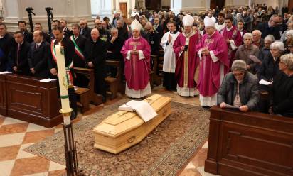 Messa funebre del vescovo emerito Paolo Magnani: processione d’ingresso
