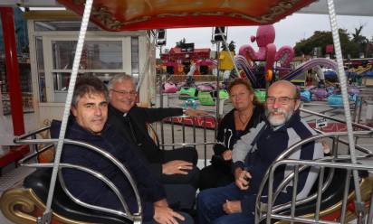 Il vescovo Michele sale sulla Ruota panoramica