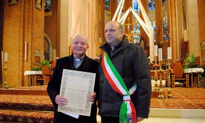 Don Cleto con il sindaco di Montebelluna, Marzio Favero, in occasione del conferimento della cittadinanza onoraria (2017)
