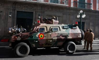 Carro armato davanti al palazzo Quemado, sede del Governo boliviano a La Paz - Ansa/Sir