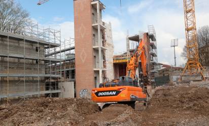 Immagini del cantiere delle scuole medie di viale Terza Armata allo stato attuale. Scatti di Fotofilm