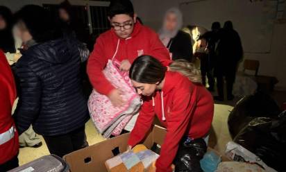 Volontari di Caritas Libano allestiscono rifugi per persone in fuga dai bombardamenti