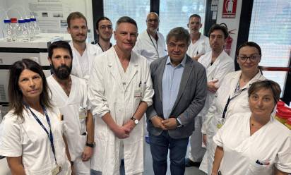Al centro il dg dell’Ulss 3 Massimo Zuin e il direttore del Laboratorio di tossicologia clinica e forense Giampietro Frison con parte della sua équipe