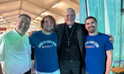 Uno scatto dell’anno scorso dei due giovani con don Federico e il vescovo Michele