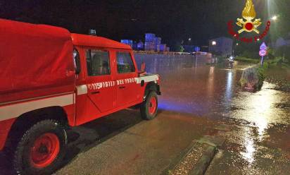 Vigili del fuoco in azione nella notte a Castelfranco