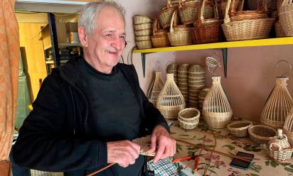 Nello Zorzetto, nel suo laboratorio a Negrisia, circondato dai cesti in vimini che crea con le sue mani