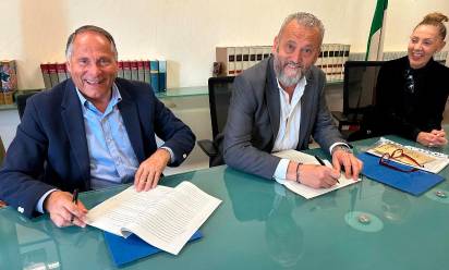 La firma della convenzione tra il direttore dell’Ulss 2 Francesco Benazzi e il presidente Ater Treviso Mauro Dal Zilio. Alla presenza della vicepresidente Ater, Marina Bonotto