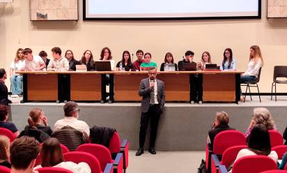 Gli studenti in auditorium con il primario di Medicina riabilitativa, dottor Andrea Beltramin