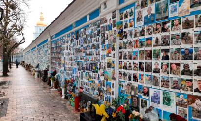 Ucraina, Kiev: muro con le foto delle persone morte a causa della guerra (foto Sir)