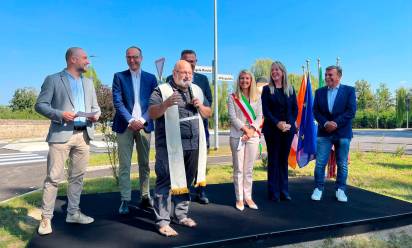 La benedizione del parroco, don Luca Vialetto, all’inaugurazione a Carbonera - Foto: Comune Carbonera