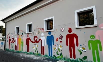 IL murale realizzato in una delle pareti esterne di Casa Roncato per i 70 anni dell’Avis di Montebelluna