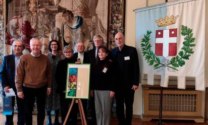 I componenti dell’associazione Vincenzoni, con l’assessora alla Cultura del Comune di Treviso, Maria Teresa De Gregorio, e al centro il manifesto del premio firmato dall’illustratore Renato Casaro, ultimo suo dono prima della morte