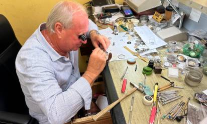 Giampaolo Borato con i ferri del mestiere, nel suo negozio a Castelfranco veneto