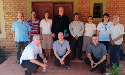 Il vescovo Tomasi in Paraguay, nel 2023, con i fidei donum che in quel momento vivevano nel Paese