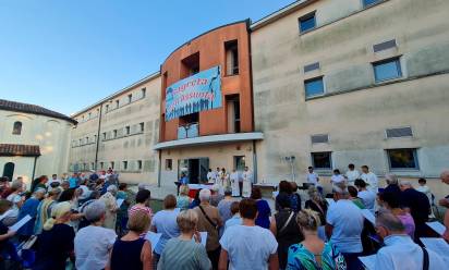 La messa per il 25° dell’oratorio di Noale, davanti alla struttura