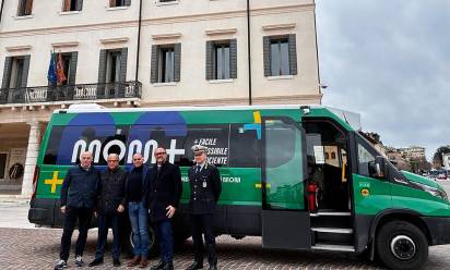 Presentazione ufficiale del nuovo servizio di autobus a chiamata, frutto di un accordo tra Comune e Mom